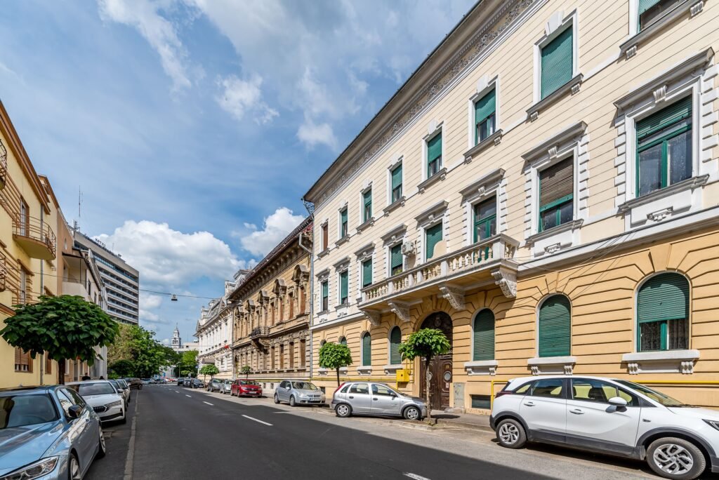De vânzare Apartament 98 mp pe bulevardul Decebal, fatada renovata Comision 0 în zona Ultracentral 2 camere 1 dormitor Arad 1