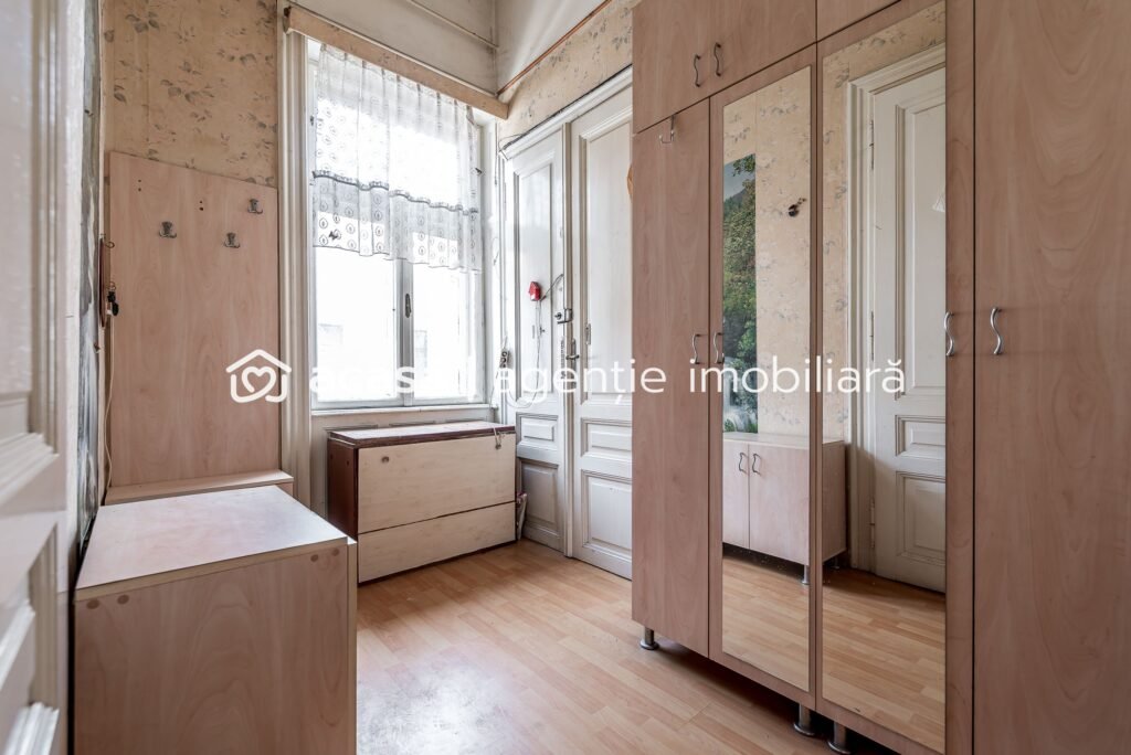 Apartament 98 mp pe bulevardul Decebal, fatada renovata Comision 0 De vânzare Apartament 98 mp pe bulevardul Decebal, fatada renovata Comision 0 în zona Ultracentral 2 camere 1 dormitor Arad 1