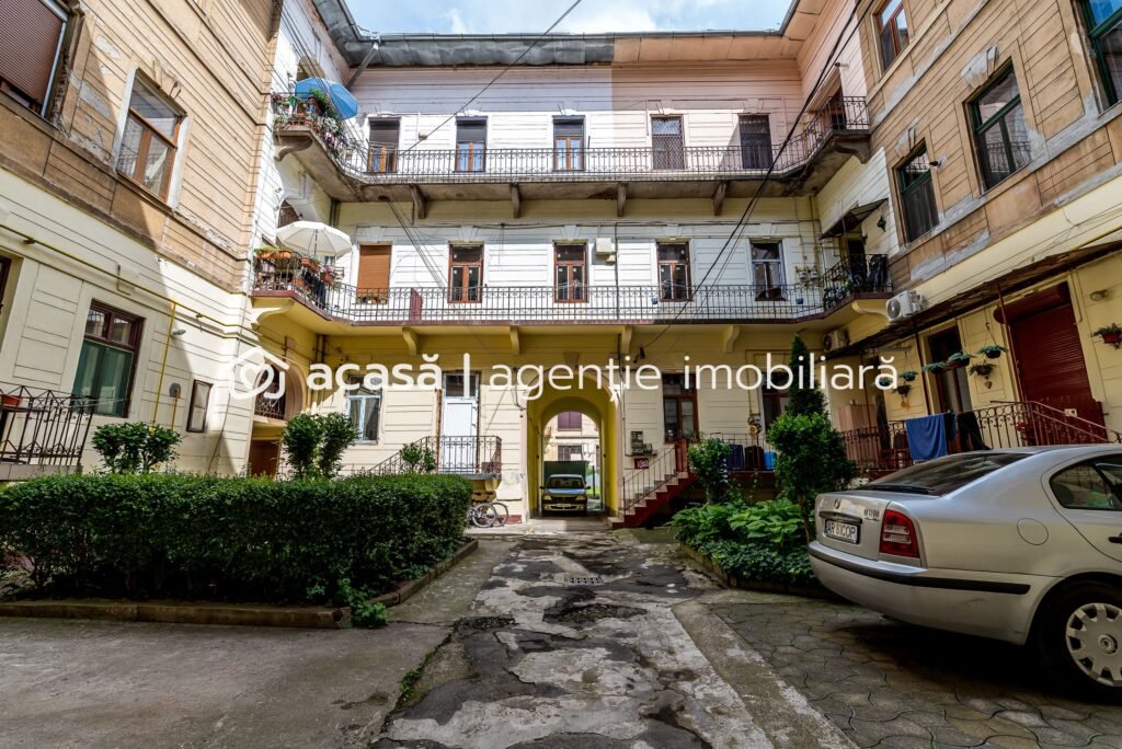 Apartament 98 mp pe bulevardul Decebal, fatada renovata Comision 0 De vânzare Apartament 98 mp pe bulevardul Decebal, fatada renovata Comision 0 în zona Ultracentral 2 camere 1 dormitor Arad 1