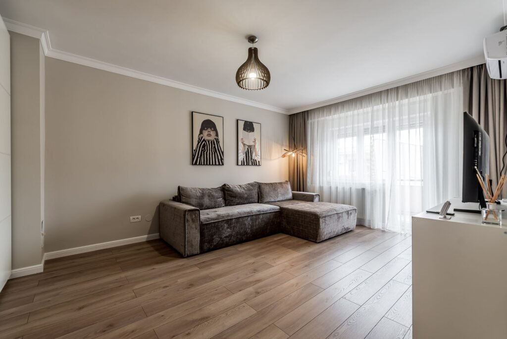 De vânzare Apartament ultrafinisat la cheie cu 2 camere decomandat Piata Mica în zona Ultracentral 2 camere 1 dormitor Arad 1