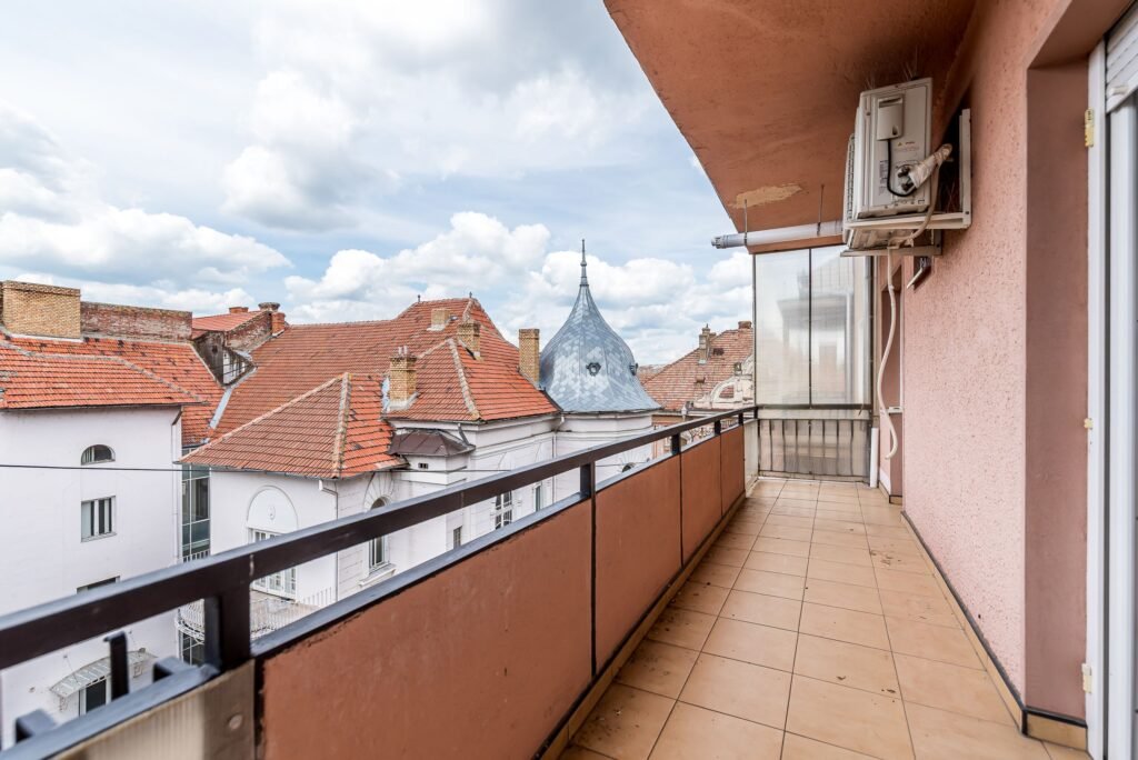 De vânzare Apartament ultrafinisat la cheie cu 2 camere decomandat Piata Mica în zona Ultracentral 2 camere 1 dormitor Arad 1