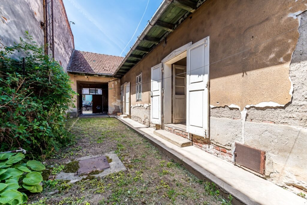 De vânzare Casă solidă din cărămidă cu potențial EXCEPȚIONAL pe Calea Timișorii în zona Aradul Nou 3 camere 2 dormitoare Arad 1