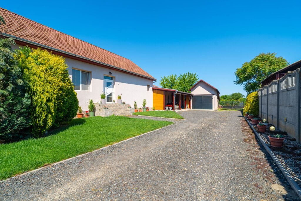 De vânzare REZERVAT -Casă spațioasă cu teren generos în Felnac – la 18 km de Arad în zona Arad 5 camere 3 dormitoare Arad 1