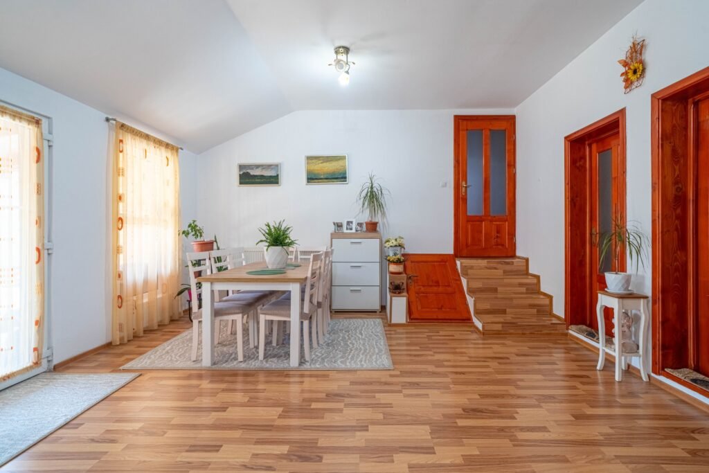 De vânzare REZERVAT -Casă spațioasă cu teren generos în Felnac – la 18 km de Arad în zona Arad 5 camere 3 dormitoare Arad 1