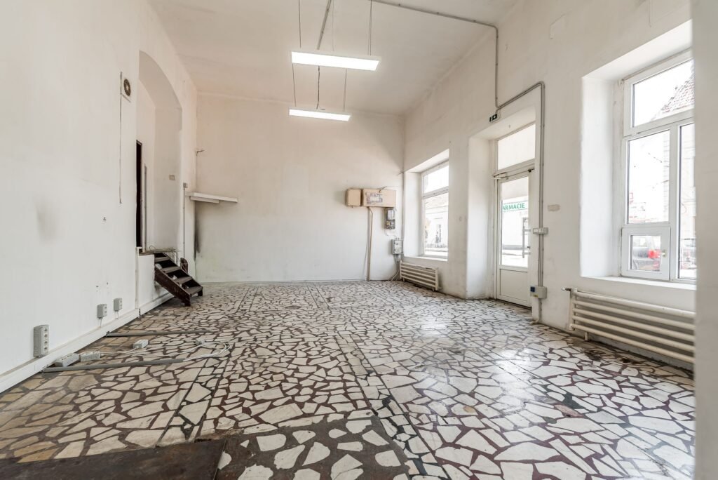 De vânzare REZERVAT! Spatiu comercial ,cu vitrina de  in zona Boul Rosu. în zona Boul Rosu 9 camere Arad 1