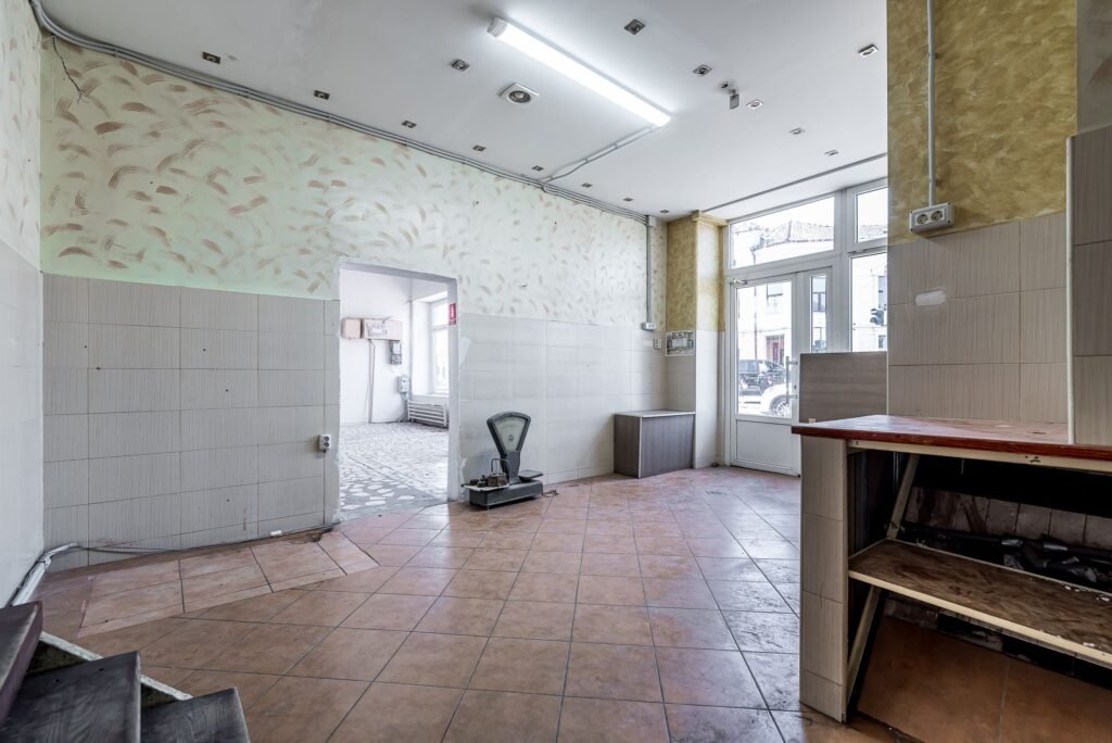 De vânzare REZERVAT! Spatiu comercial ,cu vitrina de  in zona Boul Rosu. în zona Boul Rosu 9 camere Arad 1