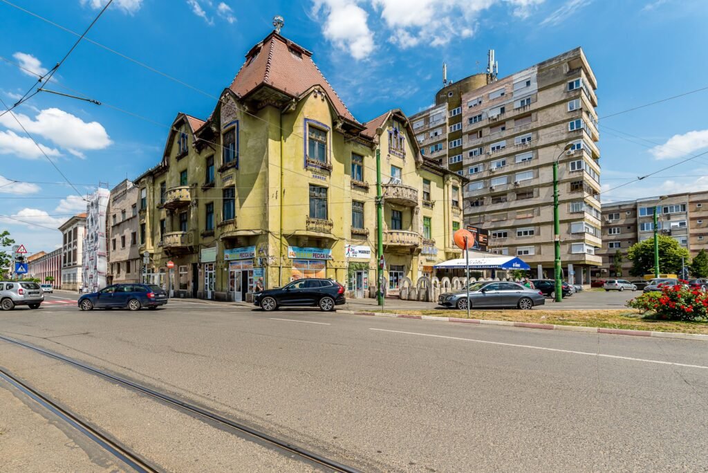 De vânzare REZERVAT! Spatiu comercial ,cu vitrina de  in zona Boul Rosu. în zona Boul Rosu 9 camere Arad 1