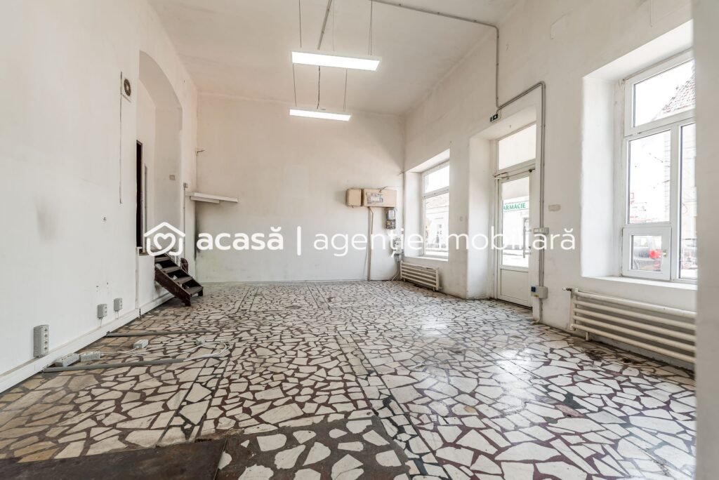 Spatiu comercial ,cu vitrina de  in zona Boul Rosu. De vânzare Spatiu comercial ,cu vitrina de  in zona Boul Rosu. în zona Boul Rosu 9 camere Arad 1