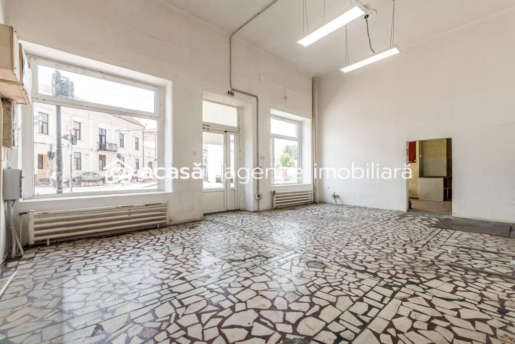Spatiu comercial ,cu vitrina de  in zona Boul Rosu. De vânzare Spatiu comercial ,cu vitrina de  in zona Boul Rosu. în zona Boul Rosu 9 camere Arad 1