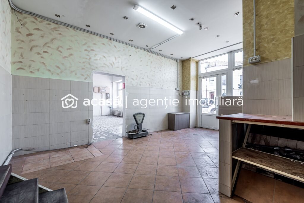 Spatiu comercial ,cu vitrina de  in zona Boul Rosu. De vânzare Spatiu comercial ,cu vitrina de  in zona Boul Rosu. în zona Boul Rosu 9 camere Arad 1