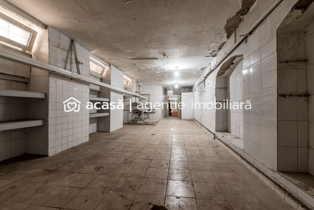 Spatiu comercial ,cu vitrina de  in zona Boul Rosu. De vânzare Spatiu comercial ,cu vitrina de  in zona Boul Rosu. în zona Boul Rosu 9 camere Arad 1