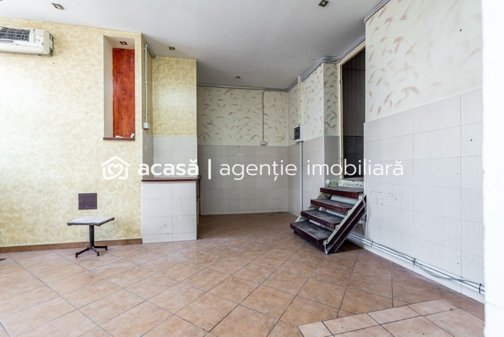 Spatiu comercial ,cu vitrina de  in zona Boul Rosu. De vânzare Spatiu comercial ,cu vitrina de  in zona Boul Rosu. în zona Boul Rosu 9 camere Arad 1