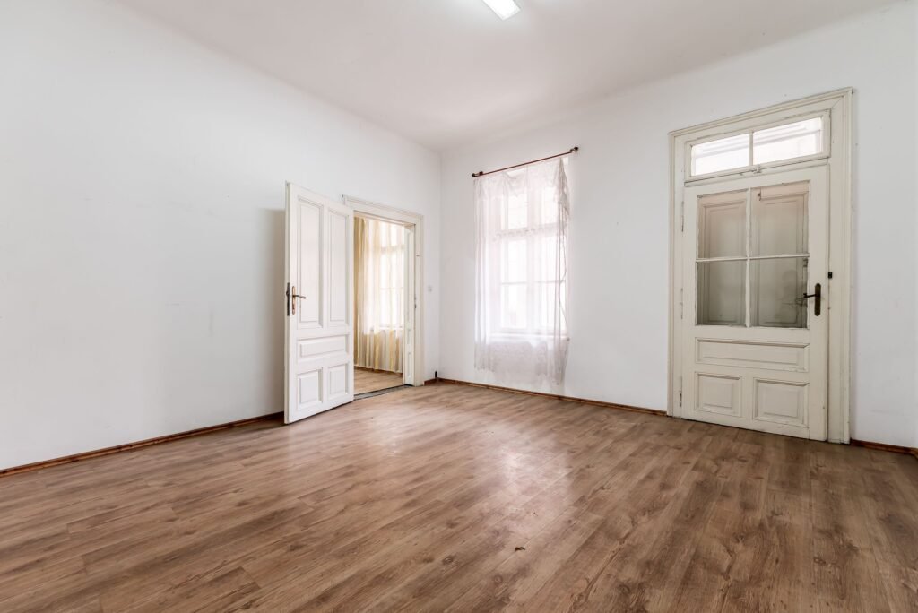 Apartament 2 camere Str. Lucian Blaga, clădire în renovare completa De vânzare Apartament 2 camere Str. Lucian Blaga, clădire în renovare completa în zona Ultracentral 2 camere 1 dormitor Arad 1