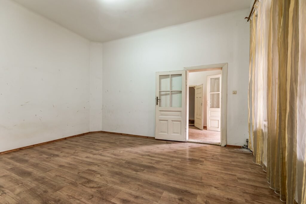 Apartament 2 camere Str. Lucian Blaga, clădire în renovare completa De vânzare Apartament 2 camere Str. Lucian Blaga, clădire în renovare completa în zona Ultracentral 2 camere 1 dormitor Arad 1