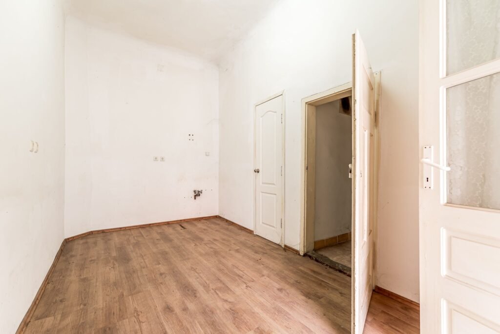 Apartament 2 camere Str. Lucian Blaga, clădire în renovare completa De vânzare Apartament 2 camere Str. Lucian Blaga, clădire în renovare completa în zona Ultracentral 2 camere 1 dormitor Arad 1