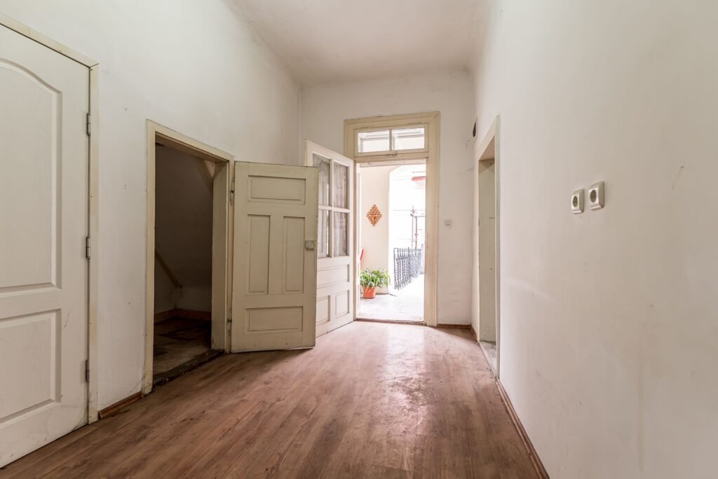 Apartament 2 camere Str. Lucian Blaga, clădire în renovare completa De vânzare Apartament 2 camere Str. Lucian Blaga, clădire în renovare completa în zona Ultracentral 2 camere 1 dormitor Arad 1