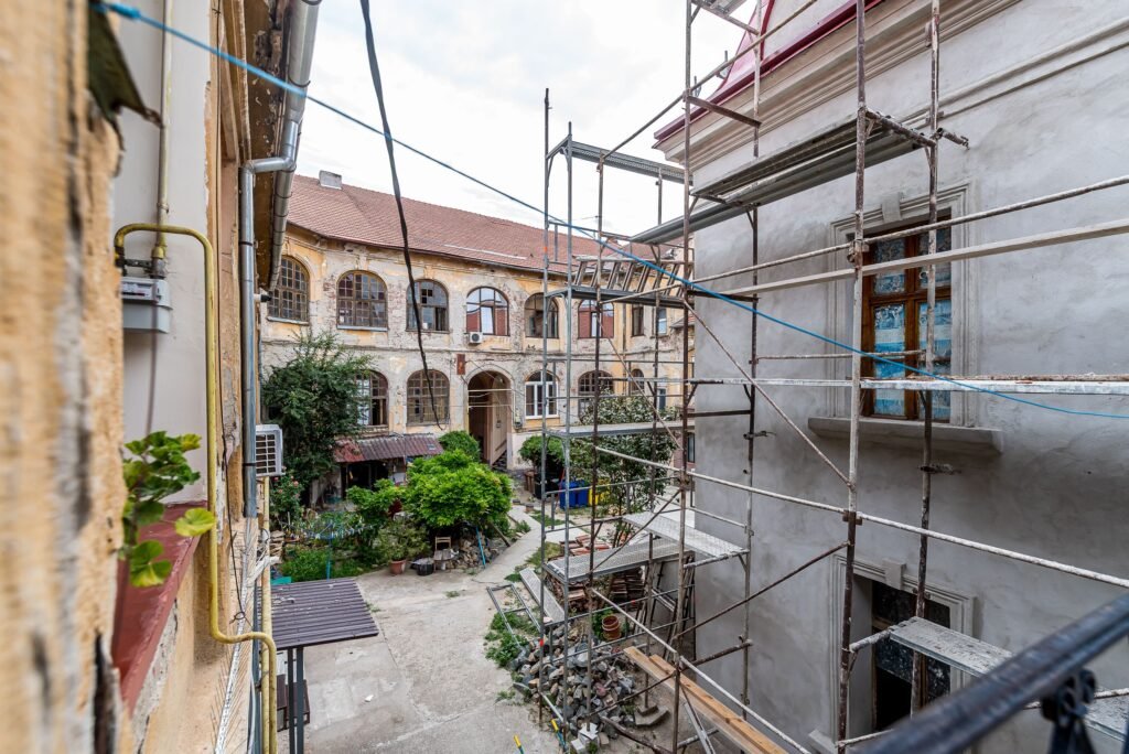 Apartament 2 camere Str. Lucian Blaga, clădire în renovare completa De vânzare Apartament 2 camere Str. Lucian Blaga, clădire în renovare completa în zona Ultracentral 2 camere 1 dormitor Arad 1