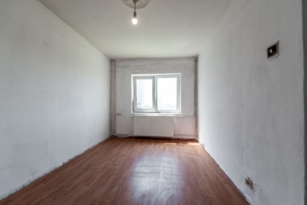 Apartament 3 camere în Vlaicu (zona Agora Mall) – etaj 2/4 De vânzare Apartament 3 camere în Vlaicu (zona Agora Mall) – etaj 2/4 în zona Aurel Vlaicu 3 camere 2 dormitoare Arad 1