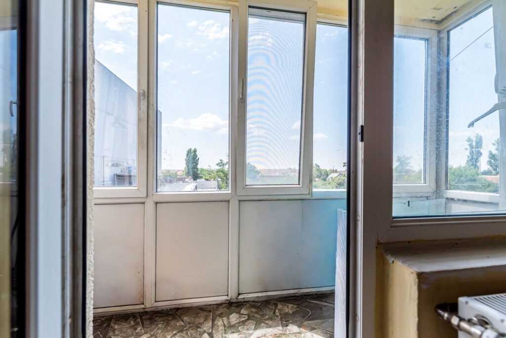 Apartament 3 camere în Vlaicu (zona Agora Mall) – etaj 2/4 De vânzare Apartament 3 camere în Vlaicu (zona Agora Mall) – etaj 2/4 în zona Aurel Vlaicu 3 camere 2 dormitoare Arad 1