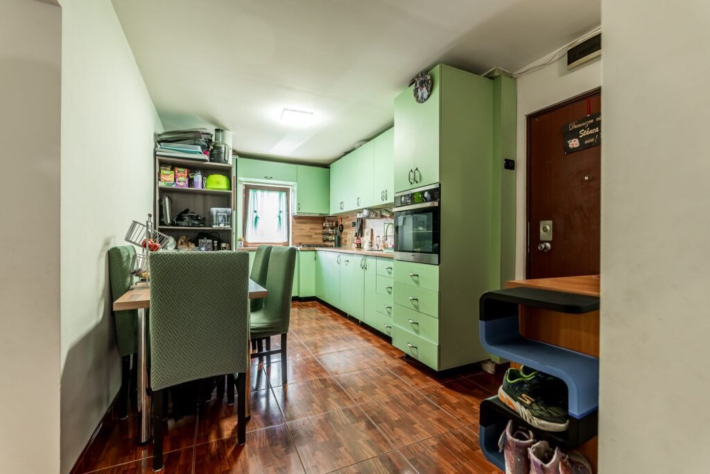 Apartament 4 camere – Micalaca, Arad – Etaj 2 De vânzare Apartament 4 camere – Micalaca, Arad – Etaj 2 în zona Micalaca 4 camere 3 dormitoare Arad 1
