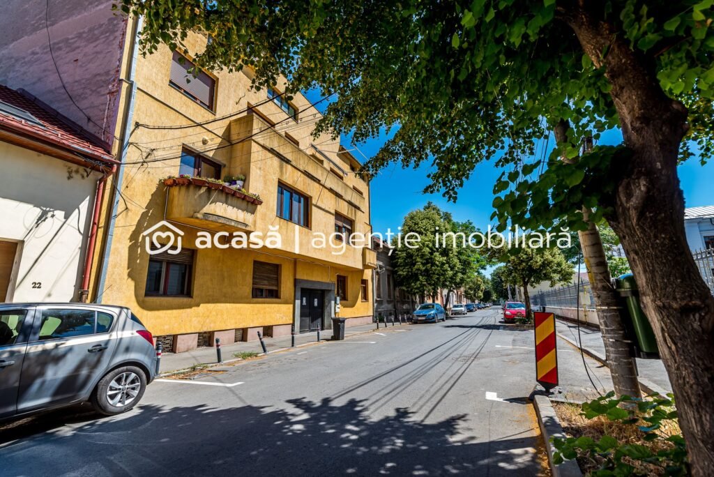 Apartament în centru cu acces auto și garaj propriu De vânzare Apartament în centru cu acces auto și garaj propriu în zona Central 2 camere 1 dormitor Arad 1