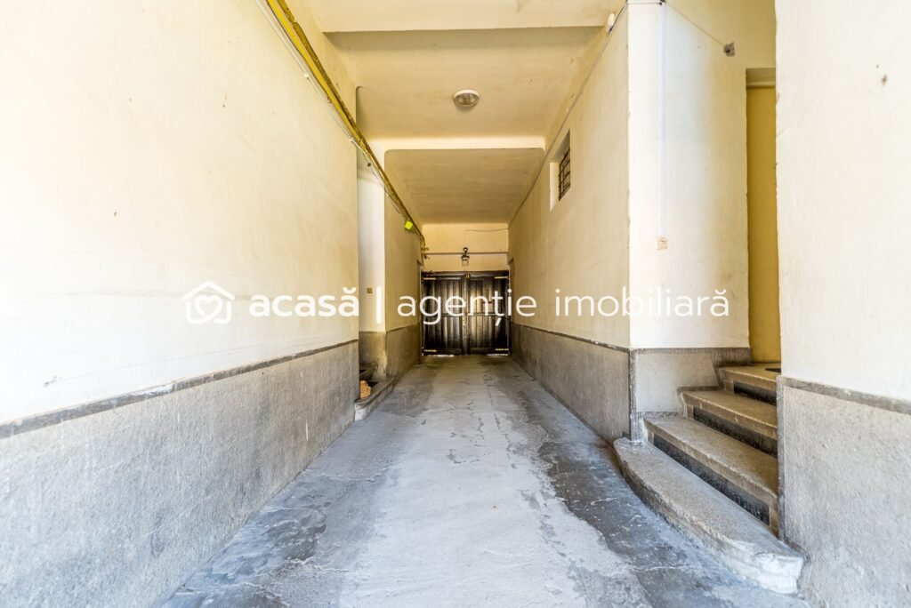 Apartament în centru cu acces auto și garaj propriu De vânzare Apartament în centru cu acces auto și garaj propriu în zona Central 2 camere 1 dormitor Arad 1