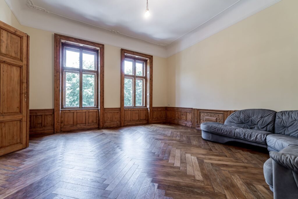 Apartament istoric pe Bulevardul Revoluției De vânzare Apartament istoric pe Bulevardul Revoluției în zona Ultracentral 3 camere 2 dormitoare Arad 1