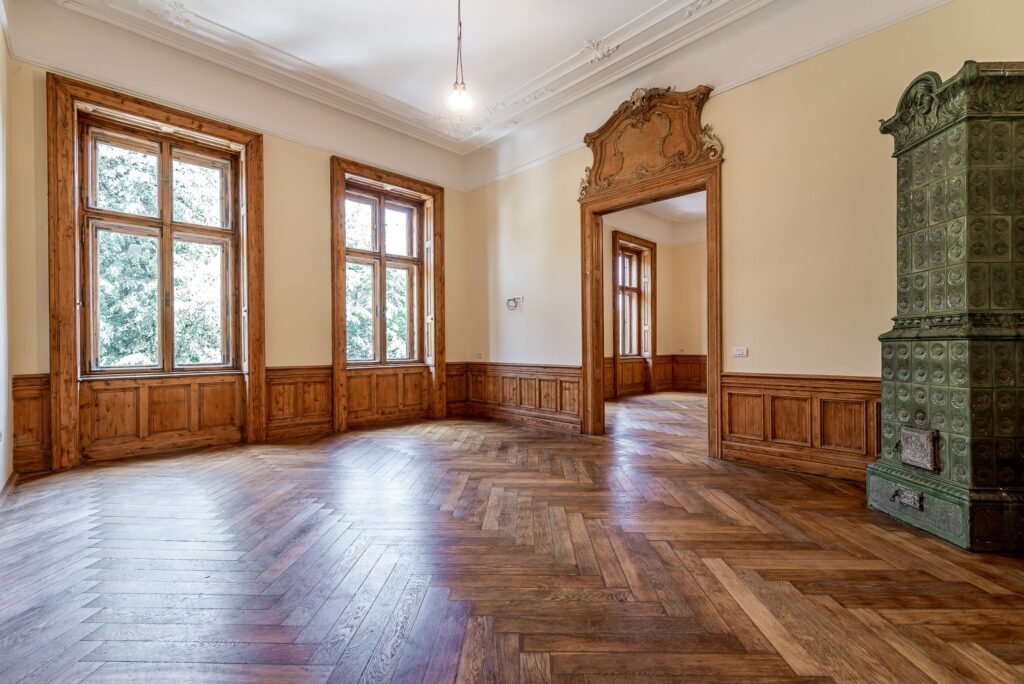 Apartament istoric pe Bulevardul Revoluției De vânzare Apartament istoric pe Bulevardul Revoluției în zona Ultracentral 3 camere 2 dormitoare Arad 1