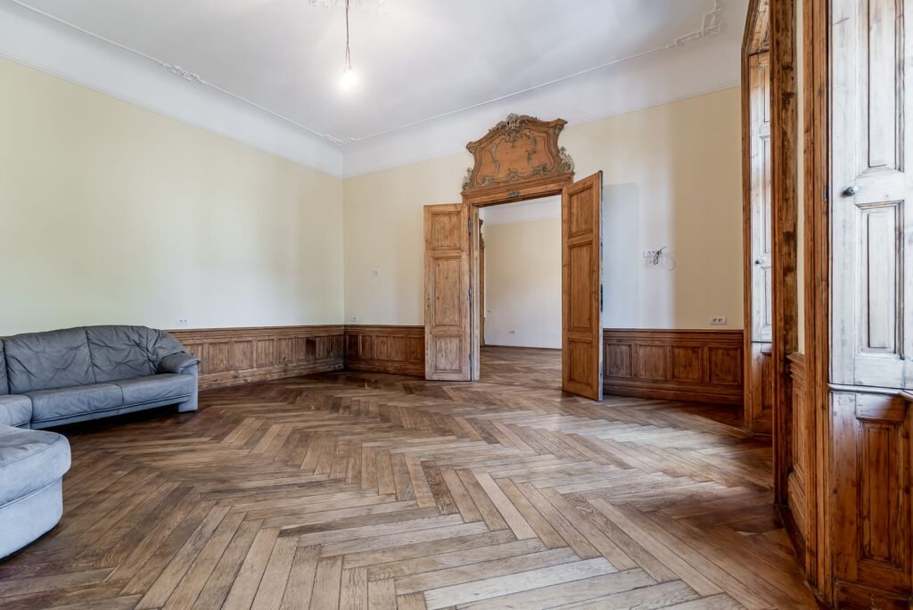 Apartament istoric pe Bulevardul Revoluției De vânzare Apartament istoric pe Bulevardul Revoluției în zona Ultracentral 3 camere 2 dormitoare Arad 1