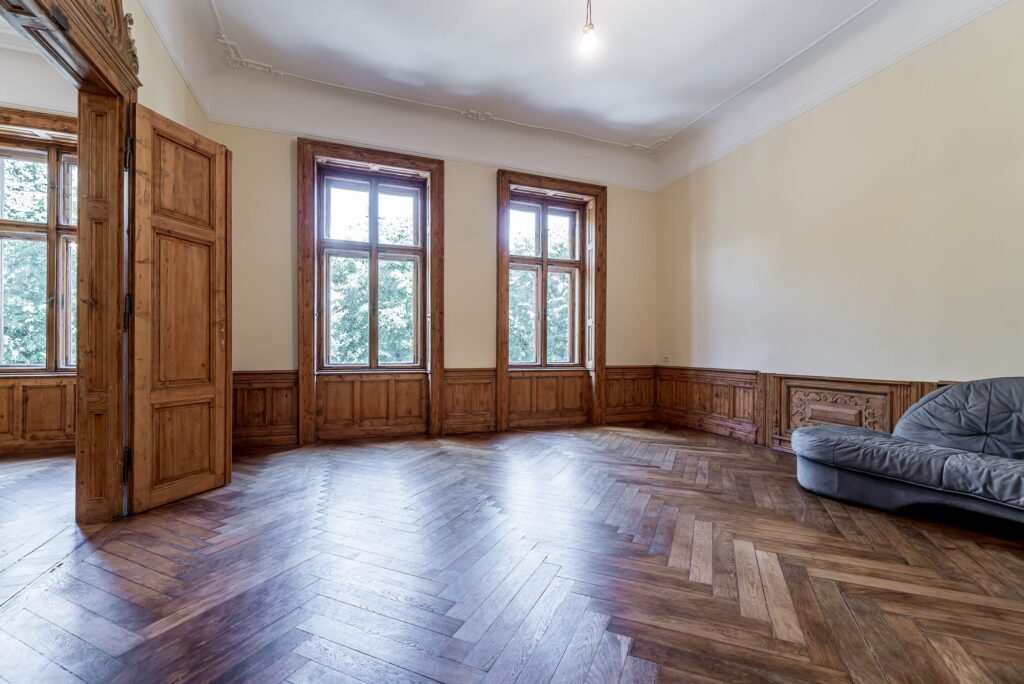 Apartament istoric pe Bulevardul Revoluției De vânzare Apartament istoric pe Bulevardul Revoluției în zona Ultracentral 3 camere 2 dormitoare Arad 1