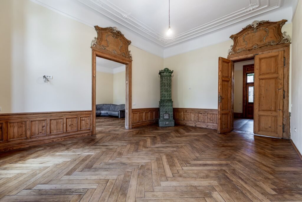 Apartament istoric pe Bulevardul Revoluției De vânzare Apartament istoric pe Bulevardul Revoluției în zona Ultracentral 3 camere 2 dormitoare Arad 1