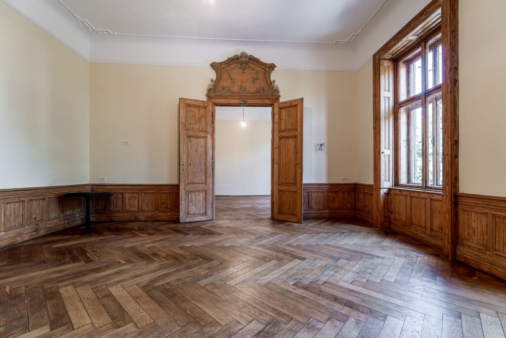 Apartament istoric pe Bulevardul Revoluției De vânzare Apartament istoric pe Bulevardul Revoluției în zona Ultracentral 3 camere 2 dormitoare Arad 1