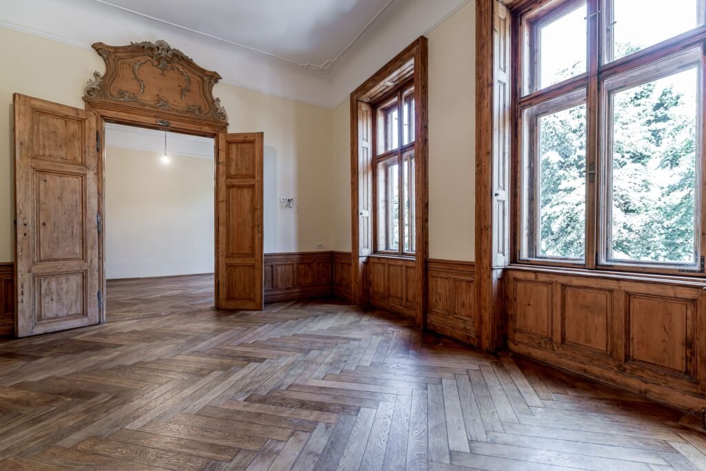 Apartament istoric pe Bulevardul Revoluției De vânzare Apartament istoric pe Bulevardul Revoluției în zona Ultracentral 3 camere 2 dormitoare Arad 1