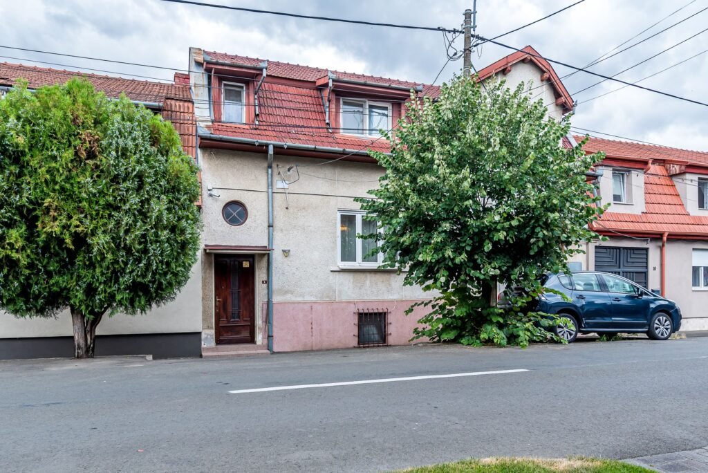 Casa Solida cu Mansarda in Zona Excelenta Parneava De vânzare Casa Solida cu Mansarda in Zona Excelenta Parneava în zona Parneava 4 camere 3 dormitoare Arad 1