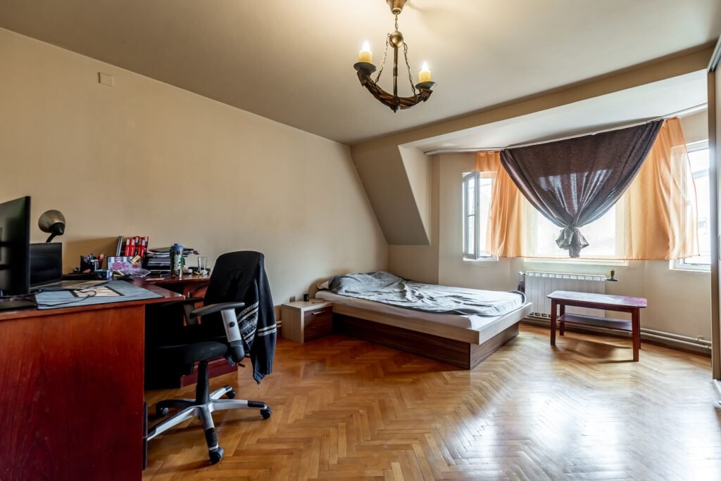Casa Solida cu Mansarda in Zona Excelenta Parneava De vânzare Casa Solida cu Mansarda in Zona Excelenta Parneava în zona Parneava 4 camere 3 dormitoare Arad 1
