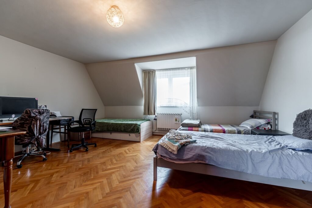 Casa Solida cu Mansarda in Zona Excelenta Parneava De vânzare Casa Solida cu Mansarda in Zona Excelenta Parneava în zona Parneava 4 camere 3 dormitoare Arad 1