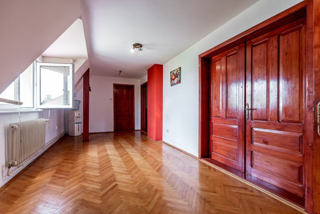 Casa Solida cu Mansarda in Zona Excelenta Parneava De vânzare Casa Solida cu Mansarda in Zona Excelenta Parneava în zona Parneava 4 camere 3 dormitoare Arad 1