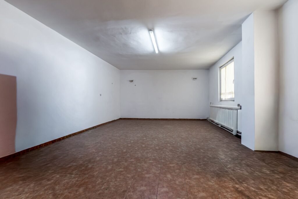 Casă individuală cu potențial comercial excelent in cartierul Vlaicu De vânzare Casă individuală cu potențial comercial excelent in cartierul Vlaicu în zona Aurel Vlaicu 8 camere Arad 1