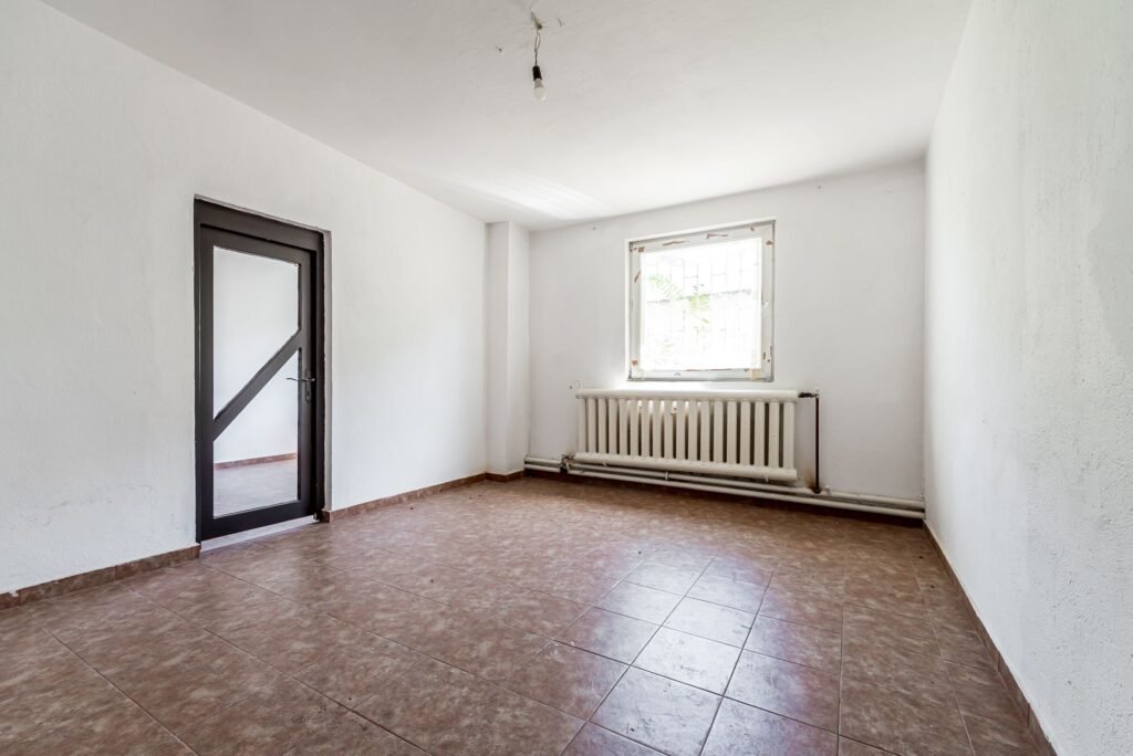 Casă individuală cu potențial comercial excelent in cartierul Vlaicu De vânzare Casă individuală cu potențial comercial excelent in cartierul Vlaicu în zona Aurel Vlaicu 8 camere Arad 1