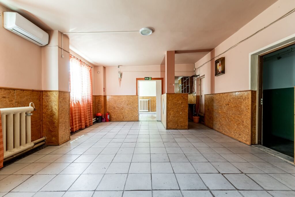 Casă individuală cu potențial comercial excelent in cartierul Vlaicu De vânzare Casă individuală cu potențial comercial excelent in cartierul Vlaicu în zona Aurel Vlaicu 8 camere Arad 1