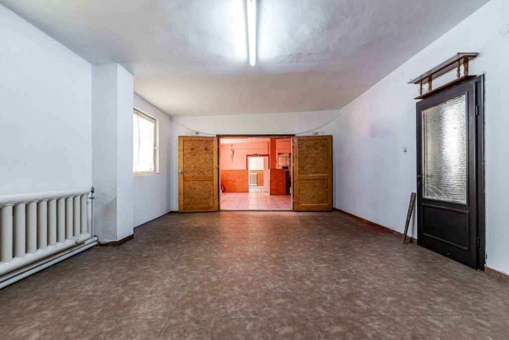 Casă individuală cu potențial comercial excelent in cartierul Vlaicu De vânzare Casă individuală cu potențial comercial excelent in cartierul Vlaicu în zona Aurel Vlaicu 8 camere Arad 1
