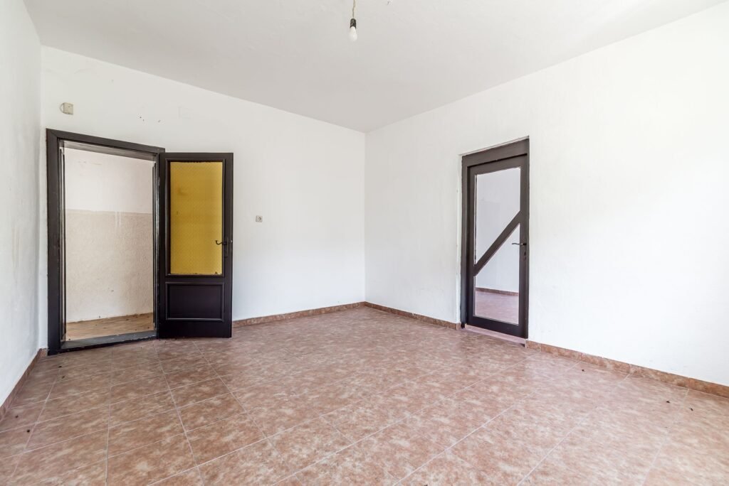 Casă individuală cu potențial comercial excelent in cartierul Vlaicu De vânzare Casă individuală cu potențial comercial excelent in cartierul Vlaicu în zona Aurel Vlaicu 8 camere Arad 1