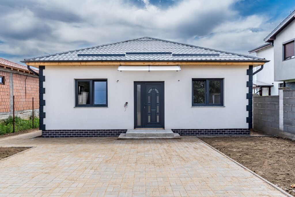 Casă nouă 4 camere, ideală pentru familie. Toate utilitățile De vânzare Casă nouă 4 camere, ideală pentru familie. Toate utilitățile în zona Arad 4 camere 3 dormitoare Arad 1