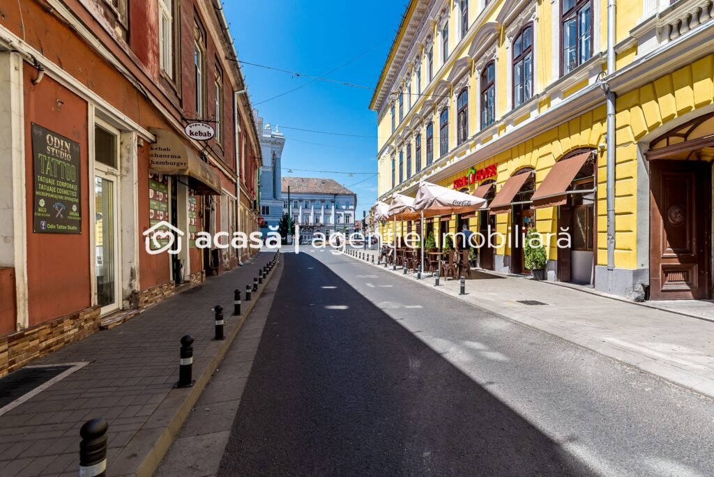 Spațiu birouri central cu 2 intrări pe Str. Unirii 1 Arad. De vânzare Spațiu birouri central cu 2 intrări pe Str. Unirii 1 Arad. în zona Ultracentral 2 camere Arad 1