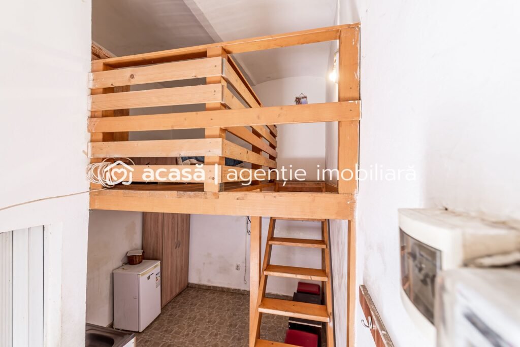 Spațiu birouri central cu 2 intrări pe Str. Unirii 1 Arad. De vânzare Spațiu birouri central cu 2 intrări pe Str. Unirii 1 Arad. în zona Ultracentral 2 camere Arad 1