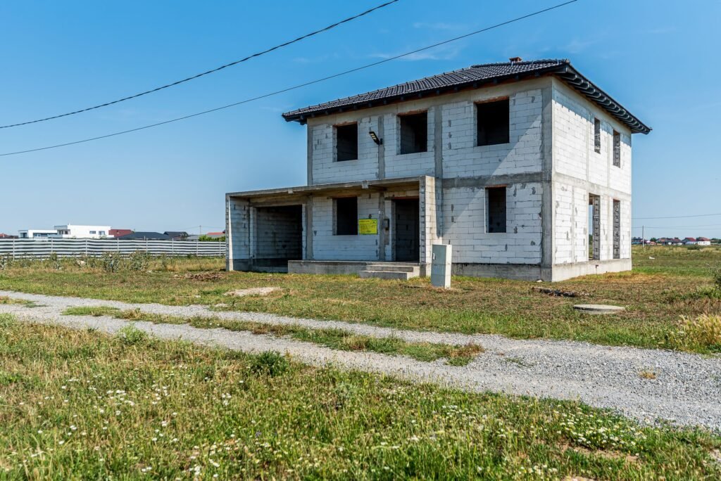 Vilă cu 5 camere | teren 1000 mp | cartier San Paolo (lângă Westfield) De vânzare Vilă cu 5 camere | teren 1000 mp | cartier San Paolo (lângă Westfield) în zona Gai 5 camere 3 dormitoare Arad 1