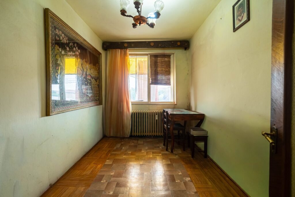 Apartament 4 camere decomandat – bvd. Revolutiei – COMISION 0 De vânzare Apartament 4 camere decomandat - bvd. Revolutiei - COMISION 0 în zona Ultracentral 4 camere 3 dormitoare Arad 1