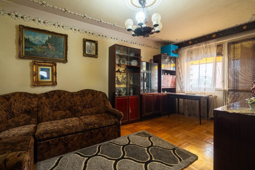 Apartament 4 camere decomandat – bvd. Revolutiei – COMISION 0 De vânzare Apartament 4 camere decomandat - bvd. Revolutiei - COMISION 0 în zona Ultracentral 4 camere 3 dormitoare Arad 1