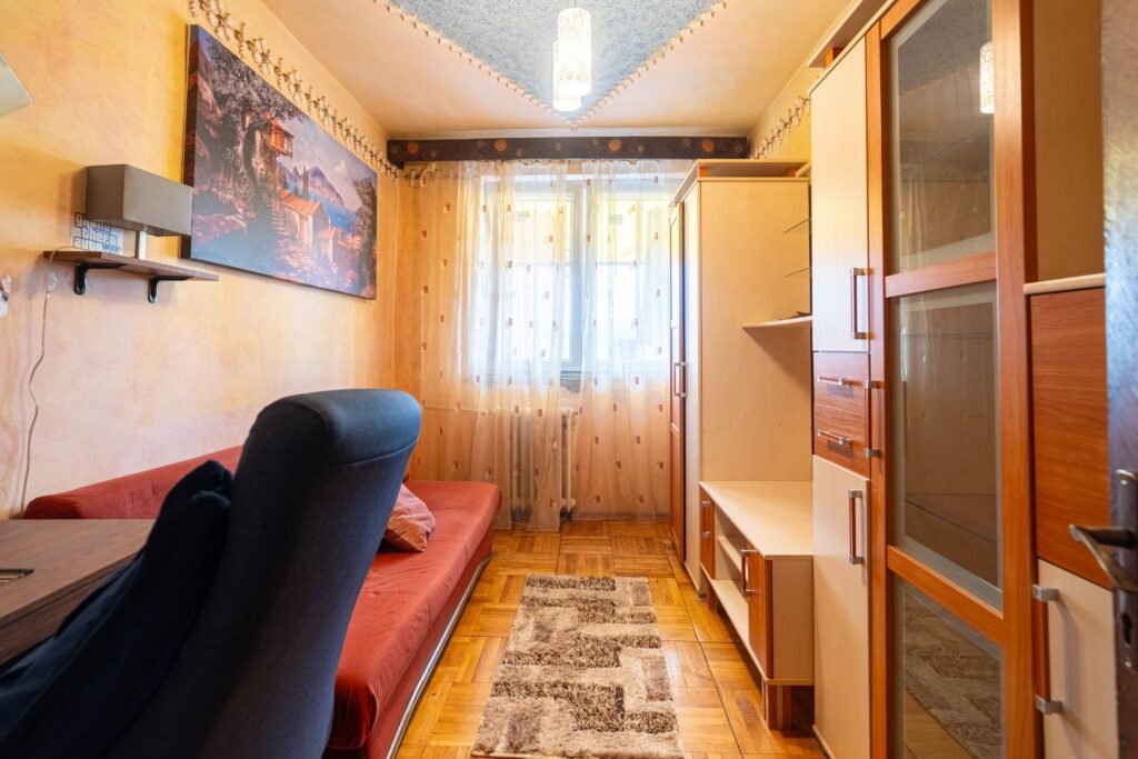 Apartament 4 camere decomandat – bvd. Revolutiei – COMISION 0 De vânzare Apartament 4 camere decomandat - bvd. Revolutiei - COMISION 0 în zona Ultracentral 4 camere 3 dormitoare Arad 1