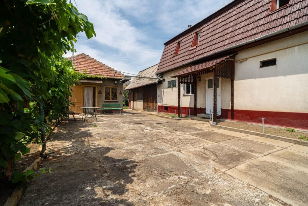 Casa 5 camere – teren 688 mp – Parneava – COMISION 0 De vânzare Casa 5 camere - teren 688 mp - Parneava - COMISION 0 în zona Parneava 5 camere 3 dormitoare Arad 1